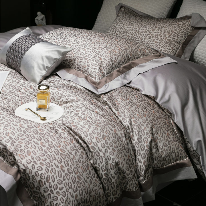 Luxuriöses Leopardenmuster Satin-Satin Bettdeckenbezug Set mit Kontrastbordüre und dekorativem Lendenkissen