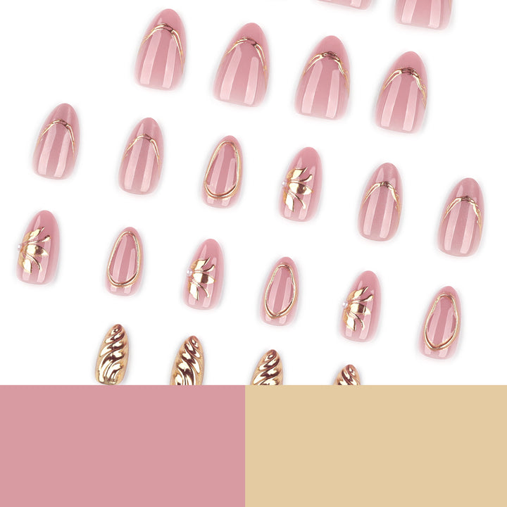 Elegante und kunstvolle Nagelkunst mit goldenen Akzenten Karnz