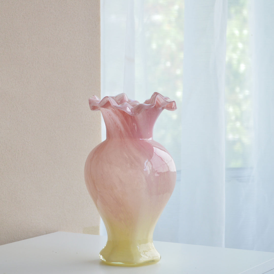 Handgeblasene Rüschenglasvase mit Ombre-Pink-Ivory-Finish Karnz