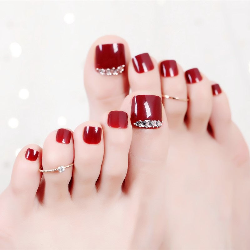 Kunstnagelset mit eleganter Nagelkunst und Funkelelementen Karnz
