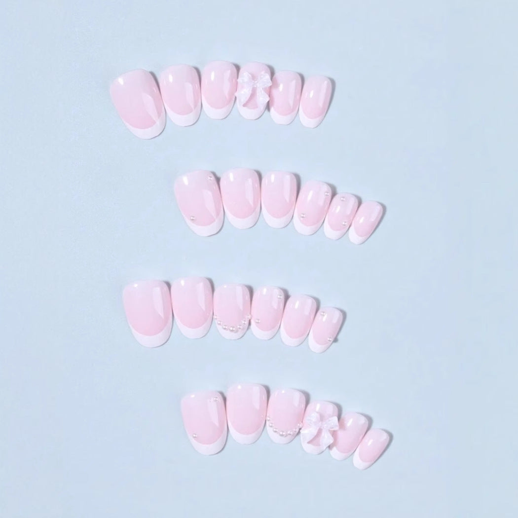 Kunstnagelset mit exquisiten 3D-Blüten und eleganten Perlenverzierungen Karnz