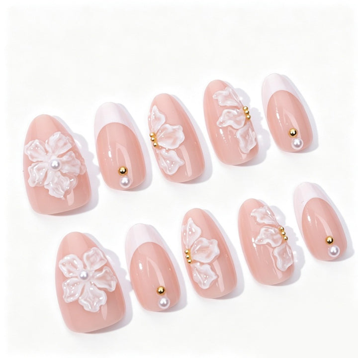 Kunstnagelset mit zarten Blumenmustern und eleganten Details Karnz