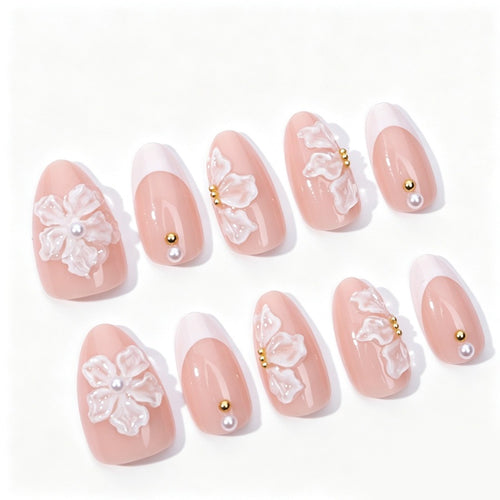 Kunstnagelset mit zarten Blumenmustern und eleganten Details Karnz