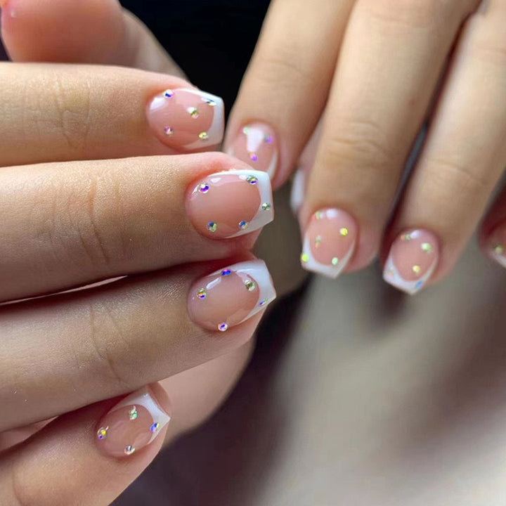 Elegantes Kunstnagelset mit funkelnden Strassverzierungen Karnz
