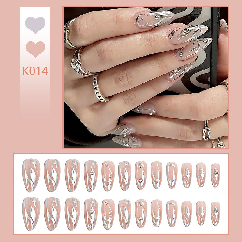 Kunstvolle Nageldesigns mit Glitzerakzenten Karnz