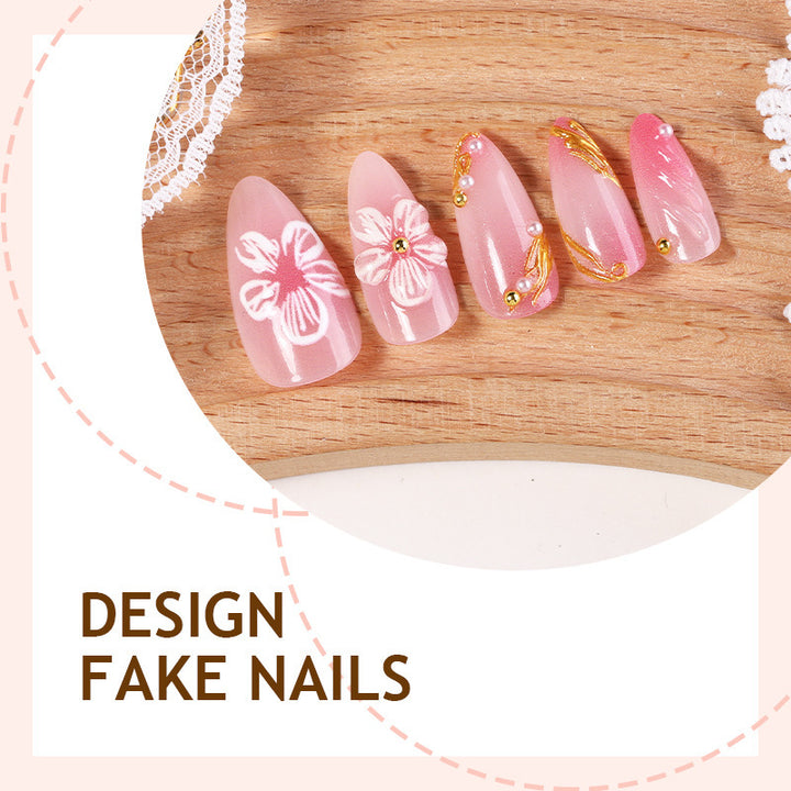 Kreatives Kunstnagelset mit Blumen- und goldenen Akzenten Karnz