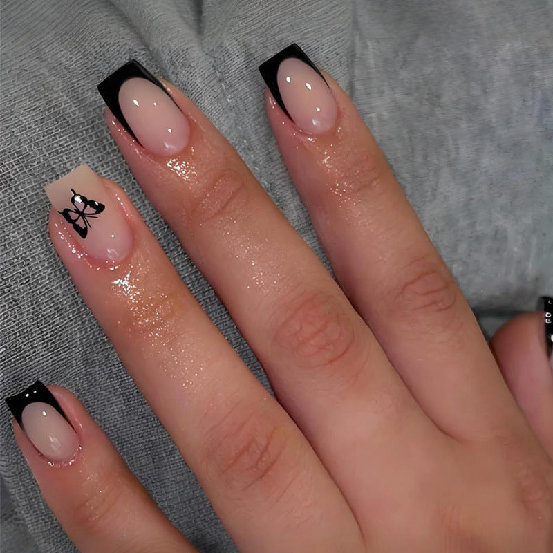 Glamouröses Kunstnagelset mit filigranen Schmetterlingsdesigns Karnz