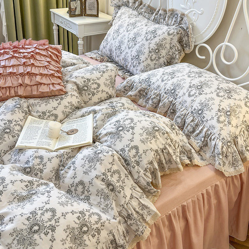 Romantische gesteppte Komfortbettdecke mit Rüschenbordüre und feinem Blumenmuster