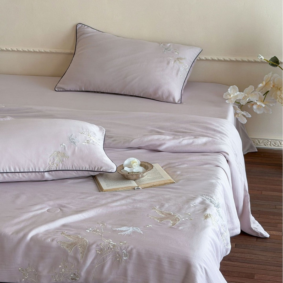 Elegantes besticktes Bettwäsche-Set aus Baumwollsatin mit Passepoil und Vogelmotiv