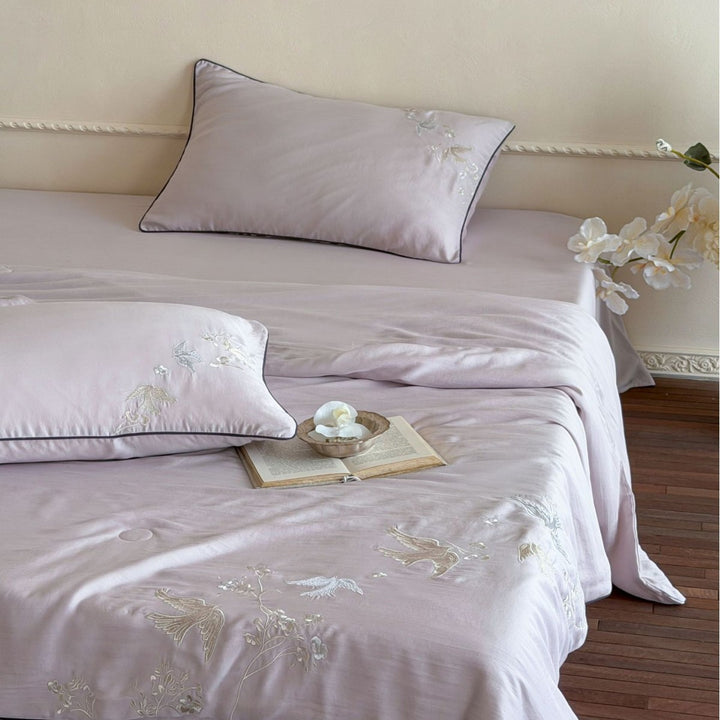 Elegantes besticktes Bettwäsche-Set aus Baumwollsatin mit Passepoil und Vogelmotiv