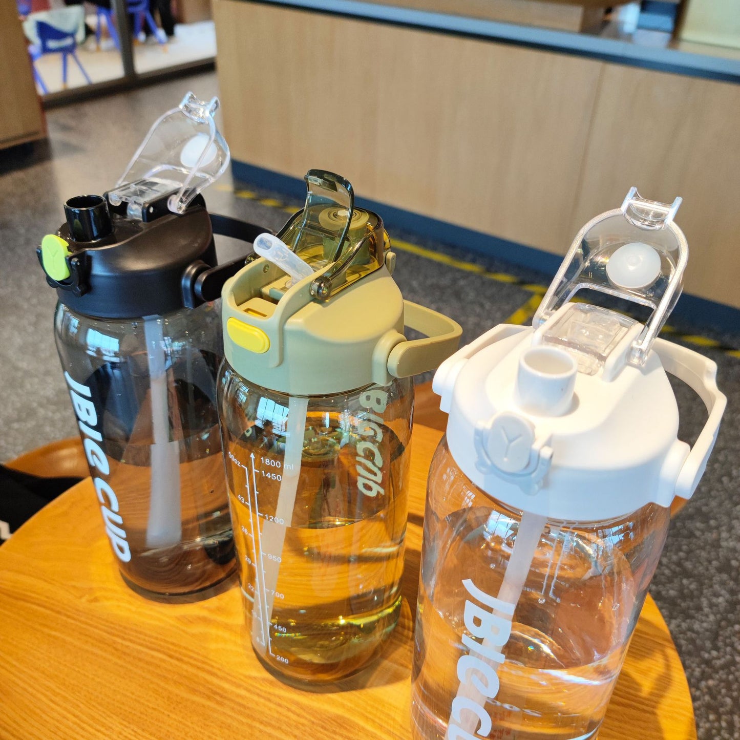 Damen großzügige Wasserflasche mit auslaufsicherem Deckel und Strohhalm Karnz