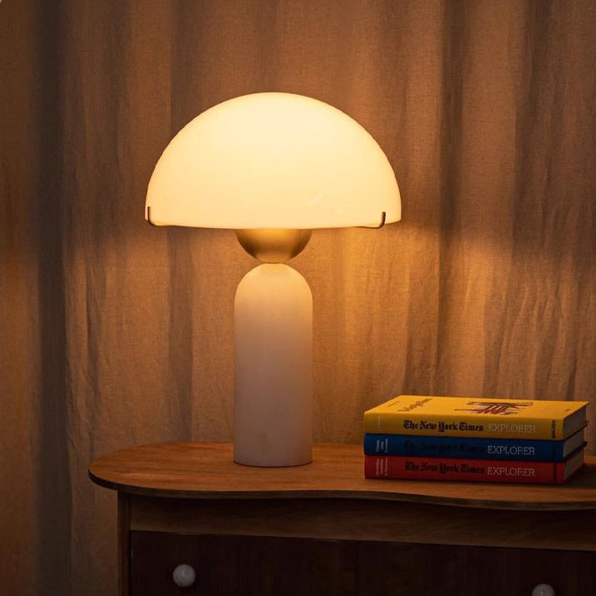 Zeitgenössische Tischlampe mit Kuppelschirm