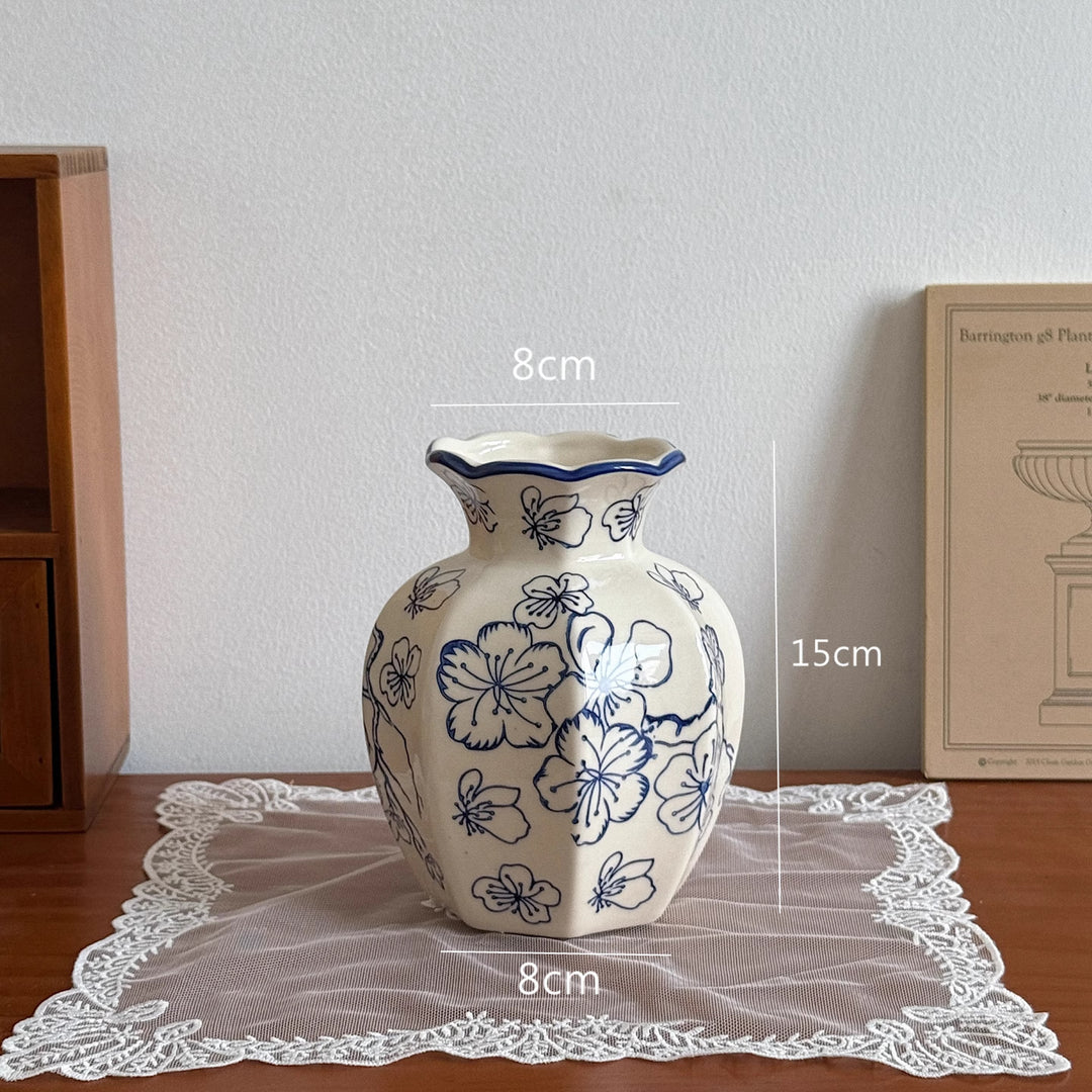 Handgefertigte Keramische Blumenvase mit gewelltem Rand nach dem Handbemalen