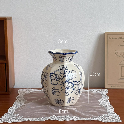 Handgefertigte Keramische Blumenvase mit gewelltem Rand nach dem Handbemalen