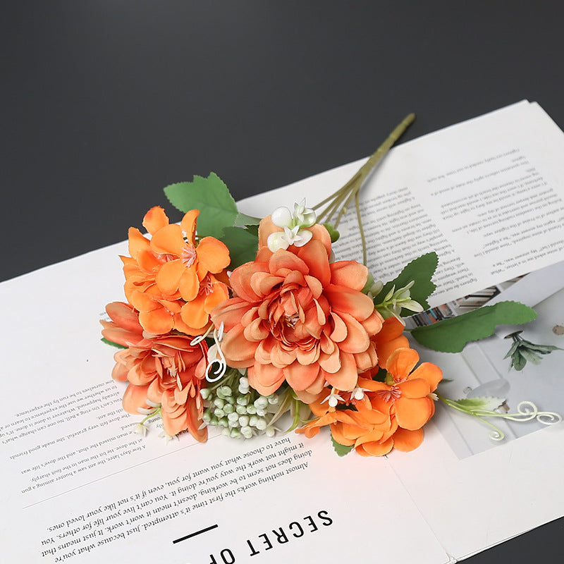 Eleganter synthetischer Blumenstrauß für die Wohnkultur