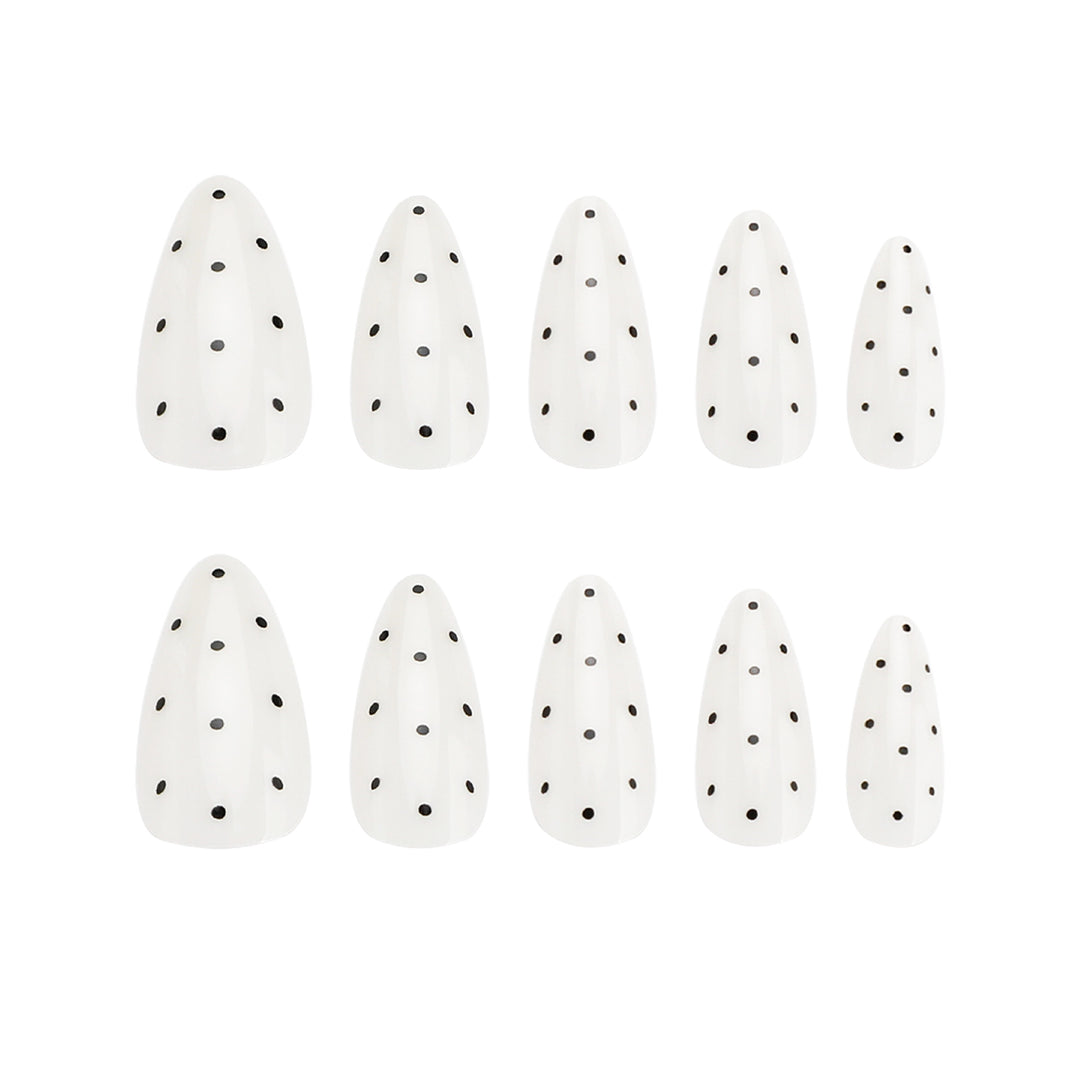 Kunstvolle Nagelverlängerungen mit Polka-Dots Karnz