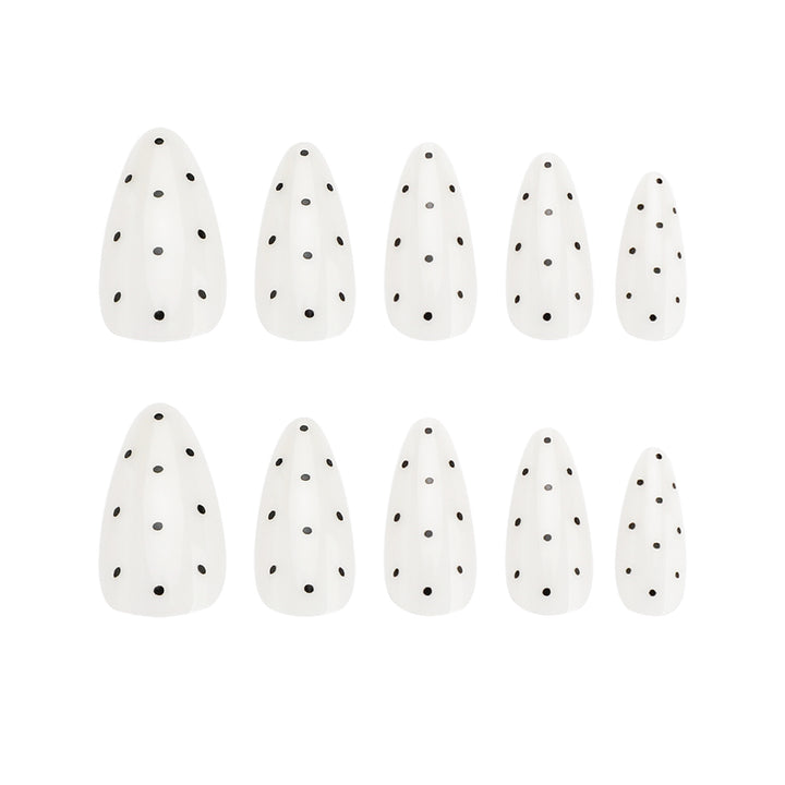Kunstvolle Nagelverlängerungen mit Polka-Dots Karnz