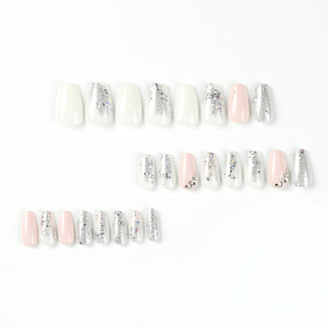Elegante Nagelkunst mit Glitzerdetails Karnz