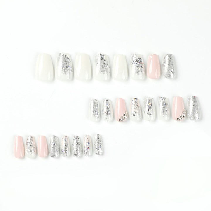 Elegante Nagelkunst mit Glitzerdetails Karnz