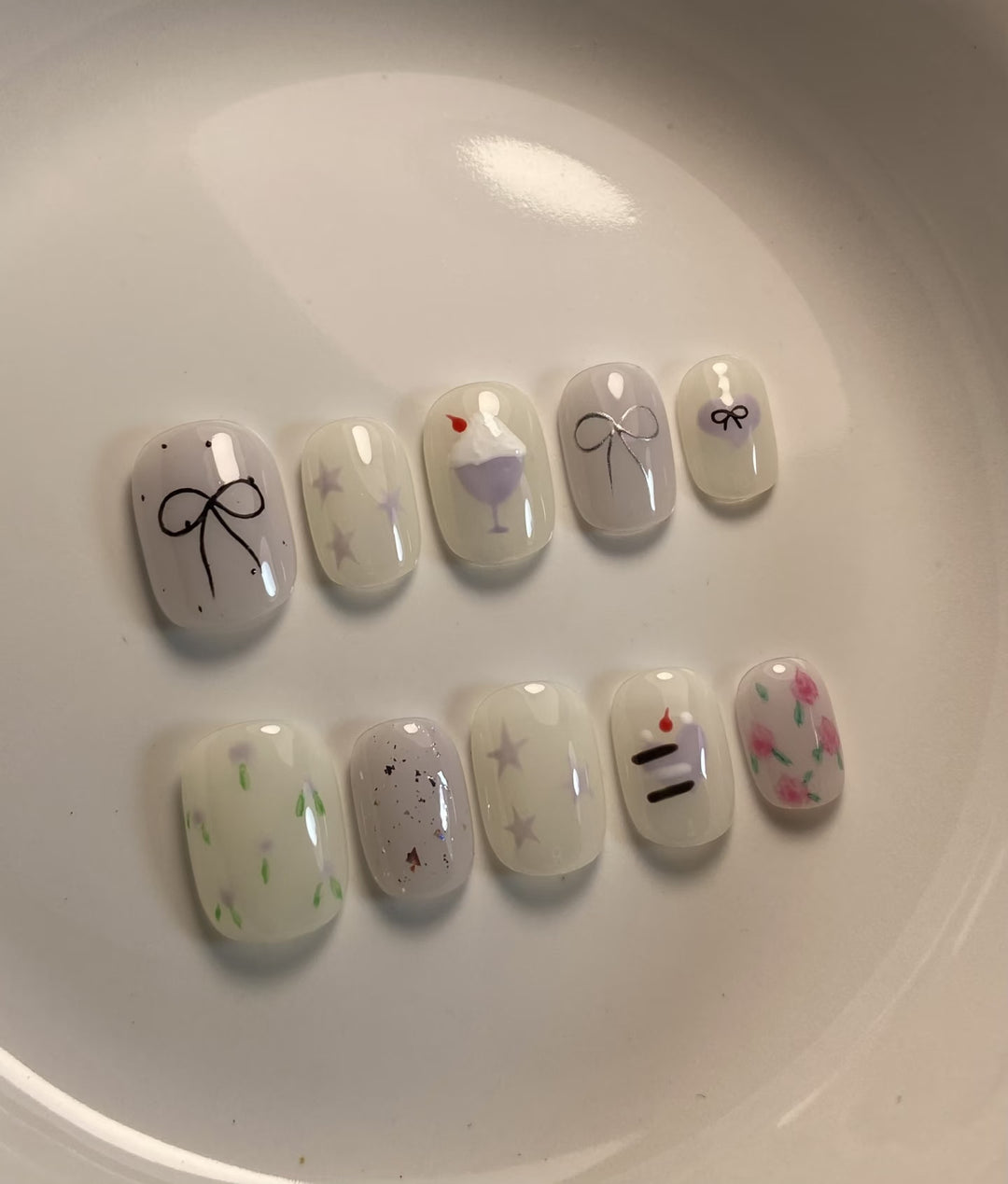 Künstlerisches Press-On Nagelkunstkset mit niedlichen Kuchen- und Banddesigns