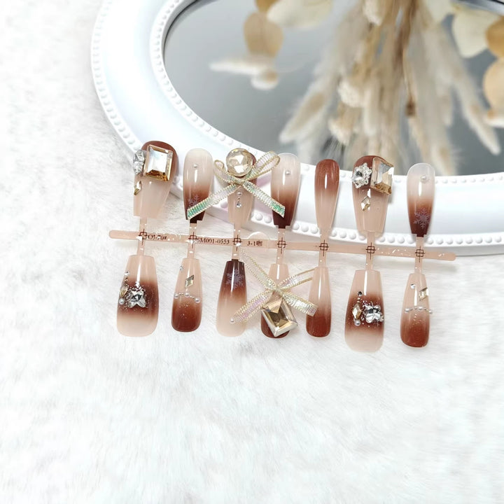 Kunstnägel mit luxuriösem Design und eleganten Dekorationen Karnz