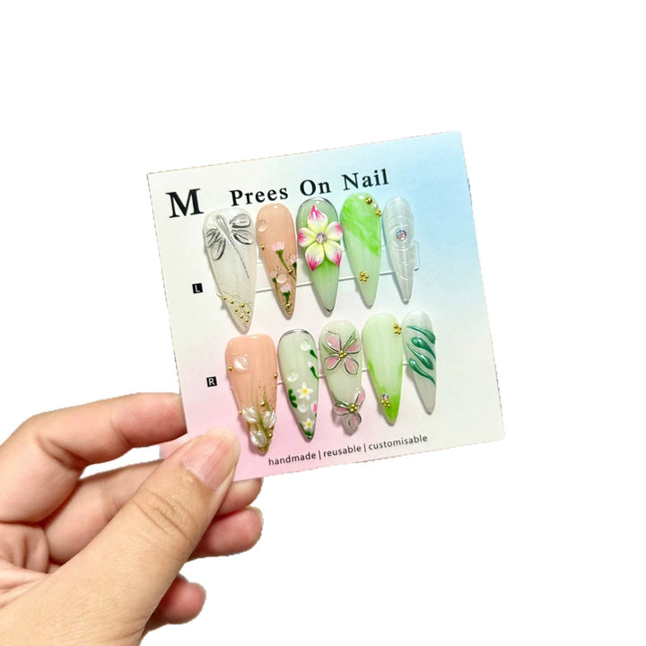 Künstlerisches Blumendesign und mit Edelsteinen verziertes Press-On-Nagelset