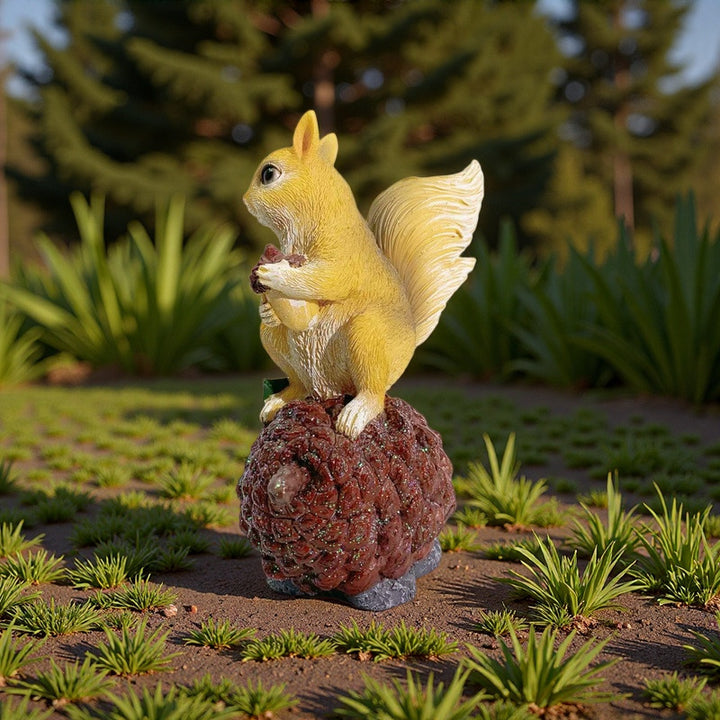 Dekorative Eichhörnchen Skulptur auf einem Zapfen Karnz