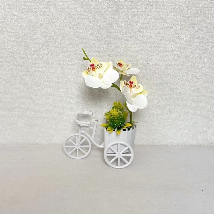 Dekorativer Fahrrad-Blumentopf mit Kunstorchideen-Arrangements für Dekor