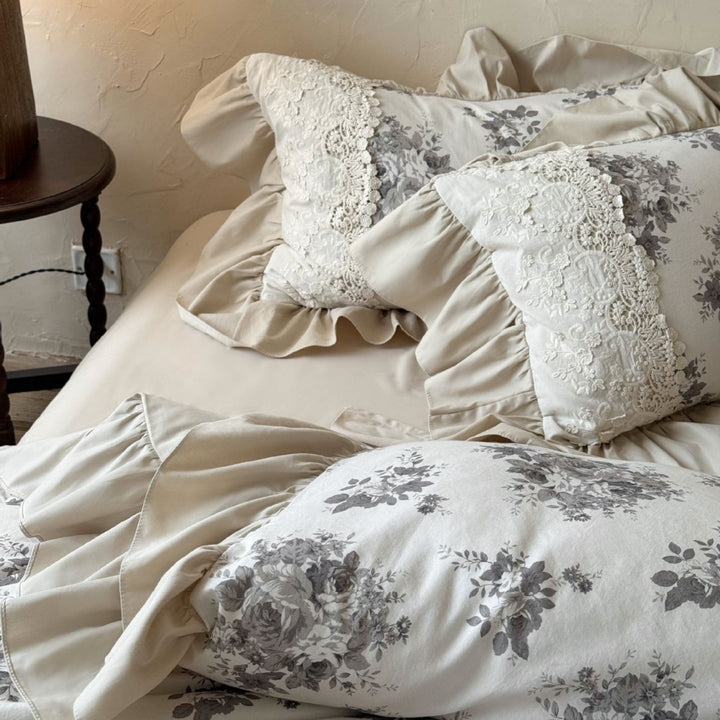 Bettwäschegarnitur im französischen Landhausstil mit Spitzenborte, Rüschenbettrock und dezenter Toile‑Blumenoptik