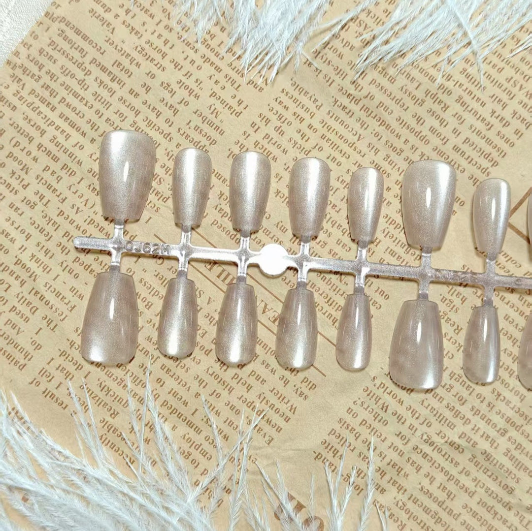 Kunstnägel im eleganten Nude-Glitzer-Design Karnz