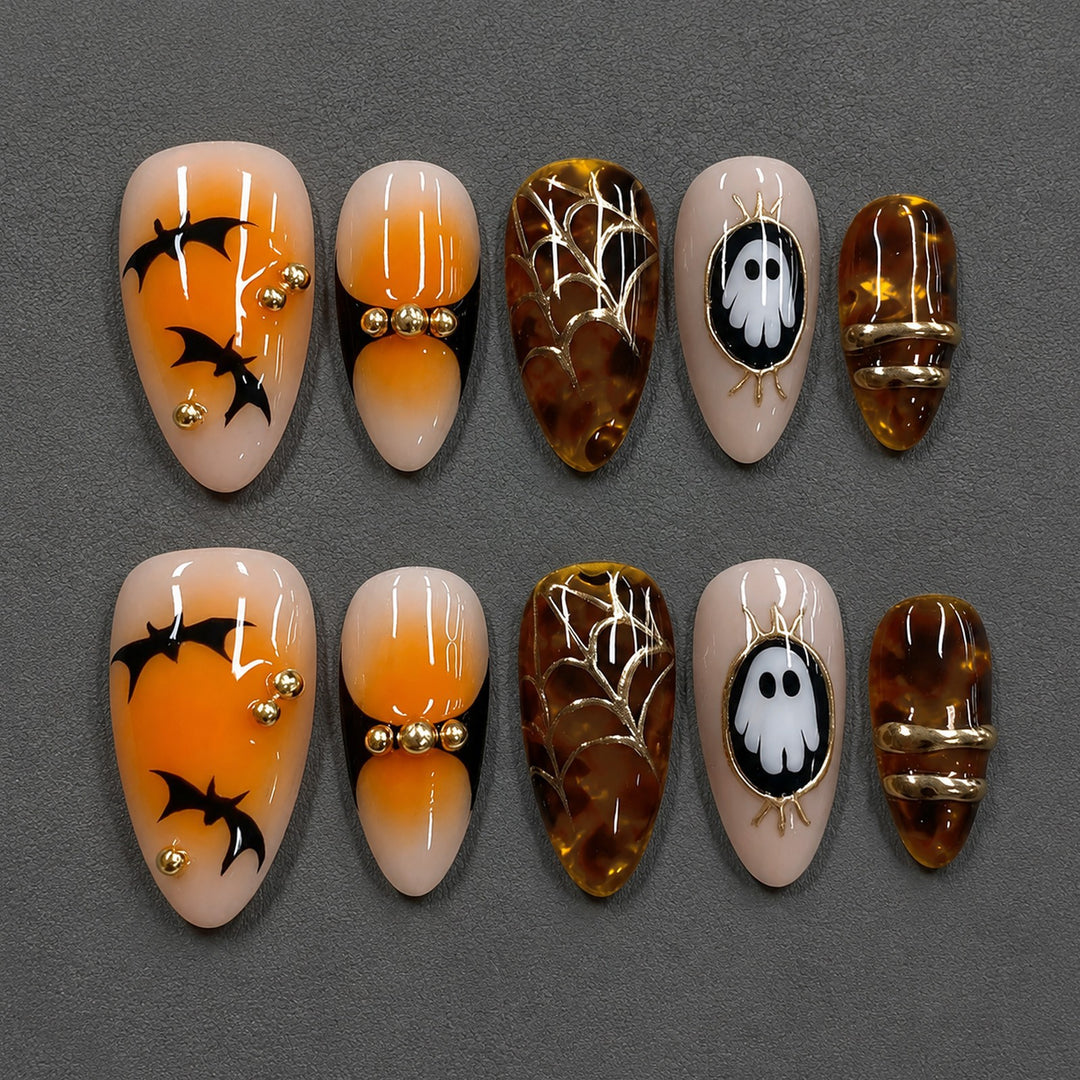 Halloween Kunstnagelset mit gespenstischen Motiven und goldenen Akzenten Karnz
