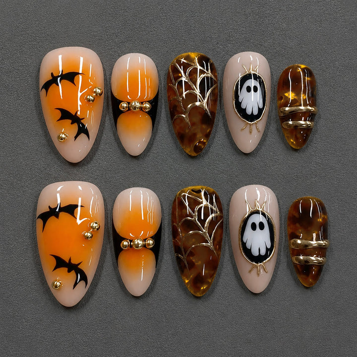Halloween Kunstnagelset mit gespenstischen Motiven und goldenen Akzenten Karnz