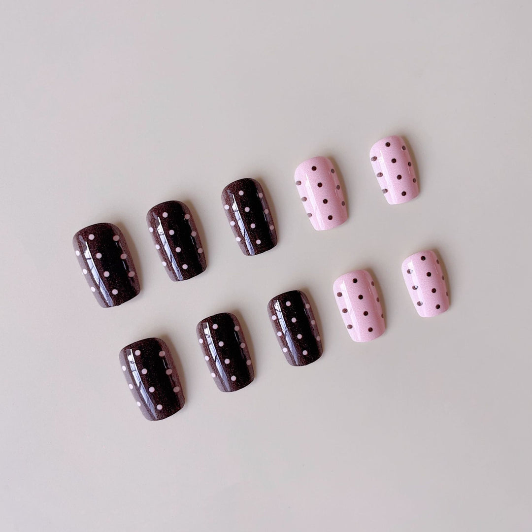 Kunstnagelset mit verspielten Motiven und hochwertigen Verzierungen Karnz