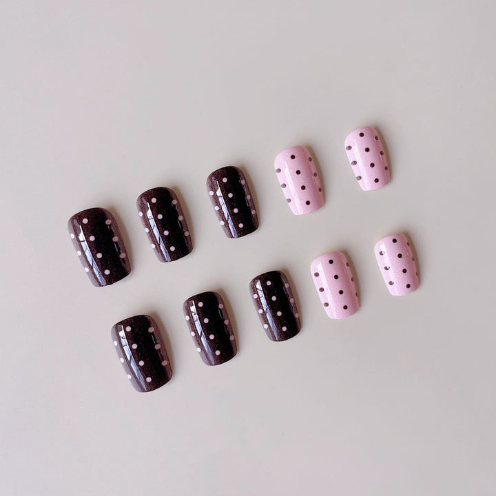 Kunstnagelset mit verspielten Motiven und hochwertigen Verzierungen Karnz