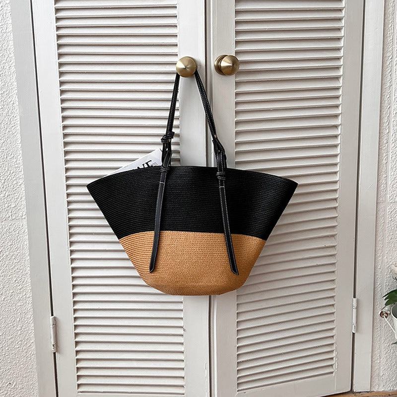 Damen Elegante Handtasche aus geflochtenem Naturmaterial mit luxuriösen Ledergriffen Karnz