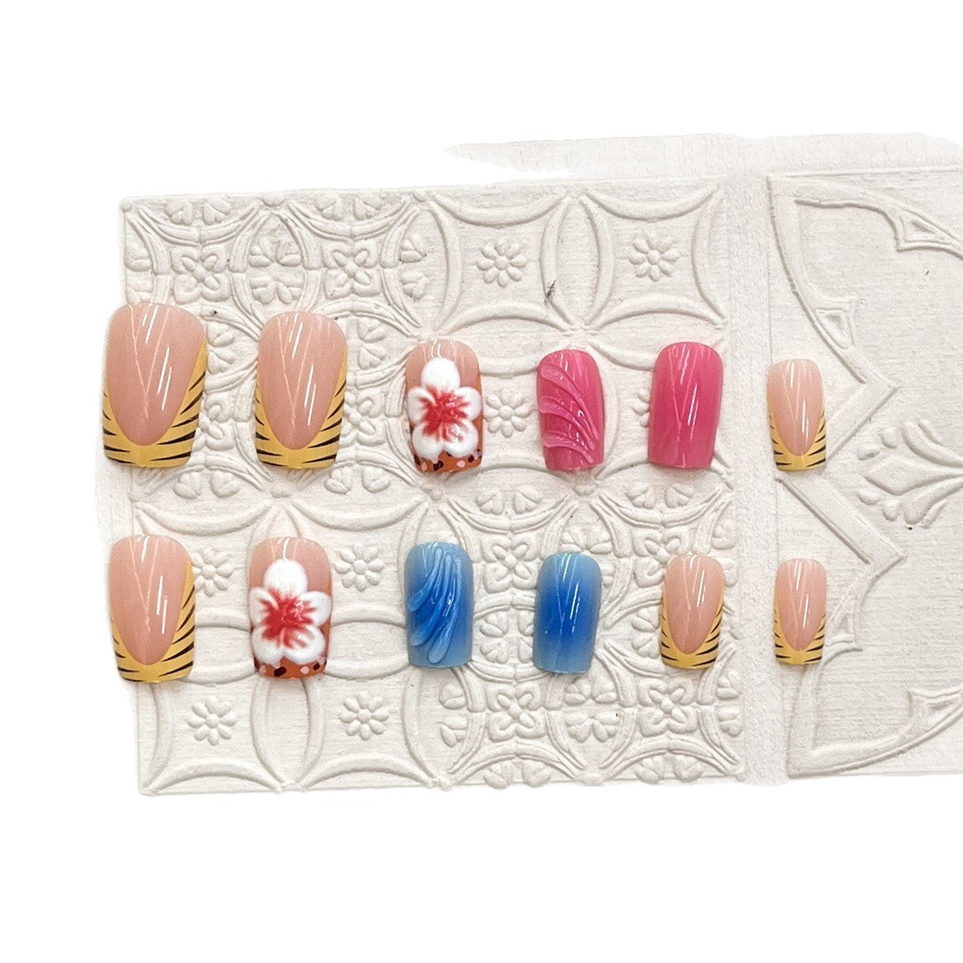Künstlerisches Press-On-Nagelset mit floralen und Wellenmotiven Karnz