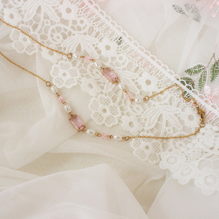 Elegante Schmuckkette mit Perlen und Pinken Akzenten Karnz