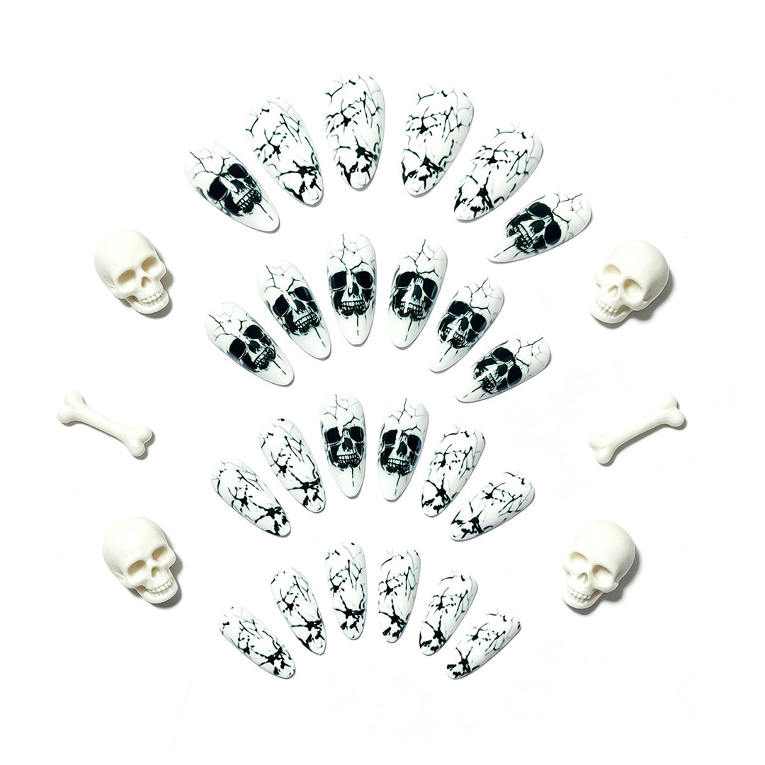 Kunstnägel mit Verspieltem Totenkopf-Design und Riss-Effekten Karnz