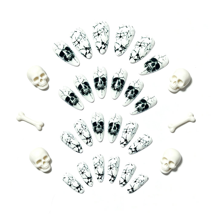 Kunstnägel mit Verspieltem Totenkopf-Design und Riss-Effekten Karnz