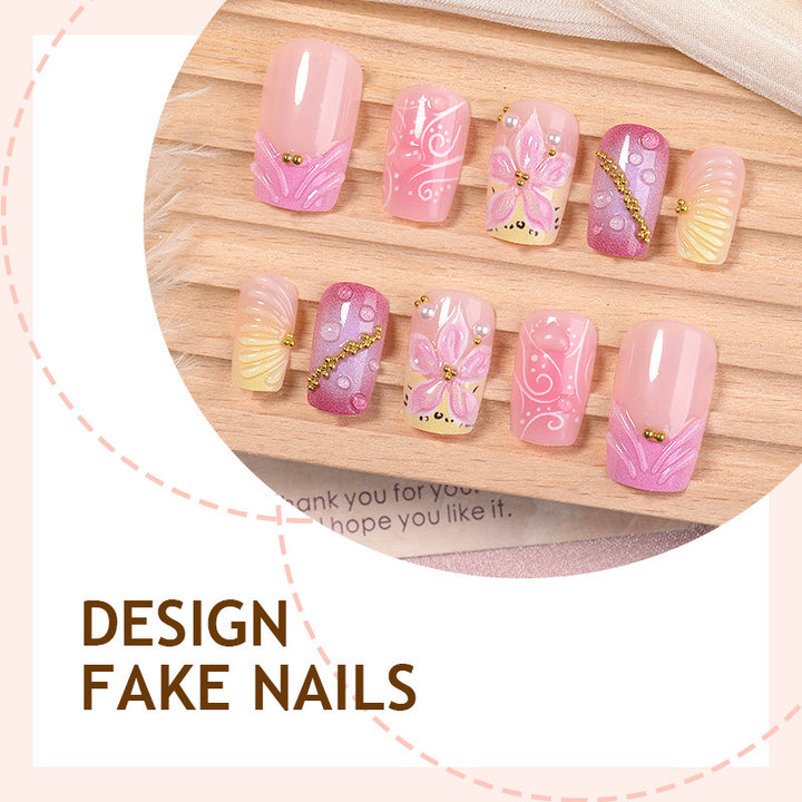 Kunstnagelset mit floralen und glamourösen Designs Karnz