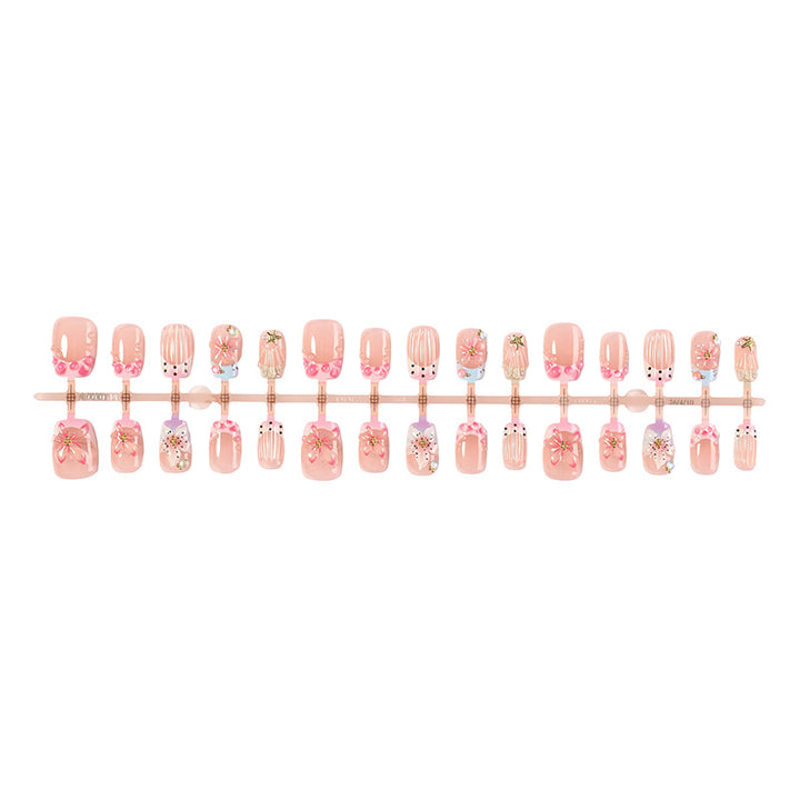 Kunstnagelset mit floralen Designs und eleganten Glitzerelementen Karnz