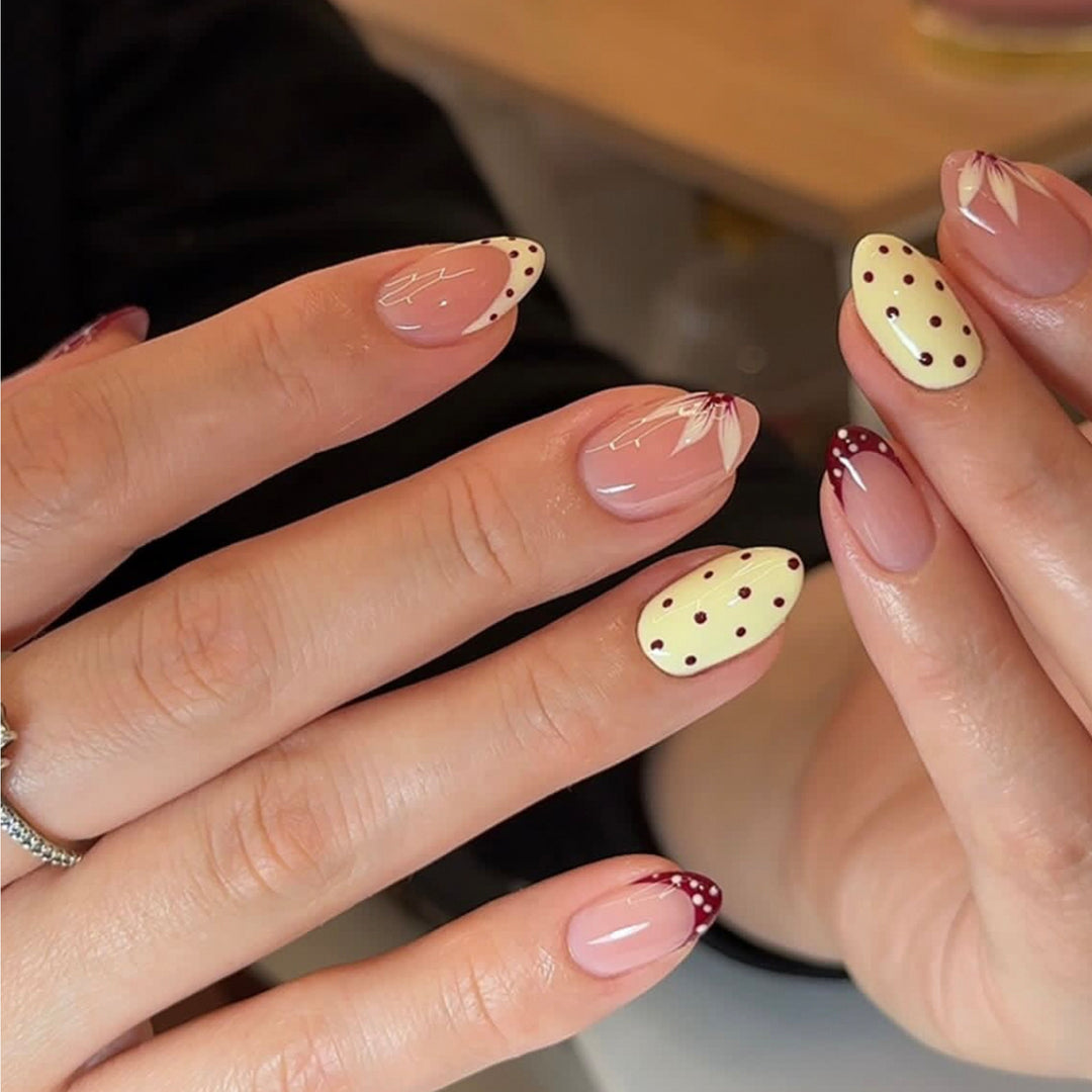 Künstliche Nagelkunst mit verspielten Punkten und Schleifen Karnz