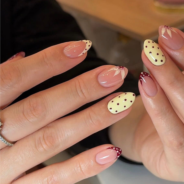 Künstliche Nagelkunst mit verspielten Punkten und Schleifen Karnz