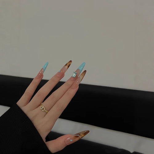 Elegante Stiletto-Nagelverlängerungen mit Glitzerakzenten