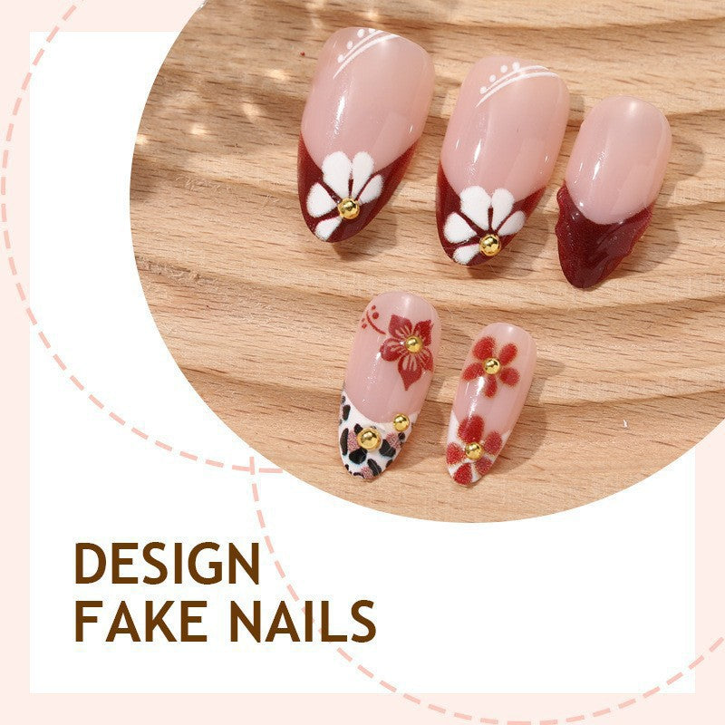 Elegante Kunstnägel mit floralen Akzenten und Glitzer Karnz