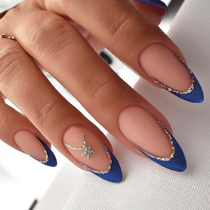 Künstliche Nagel-Kreation mit Glamourösen Spitzen und Glitzerdetails Karnz