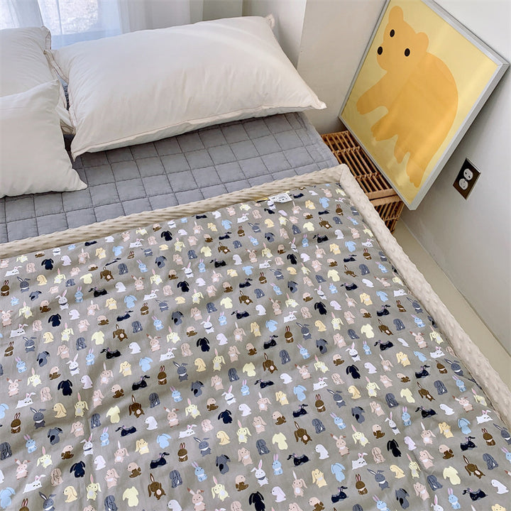 Kinder-Steppdecke mit buntem Dinosaurier-Print und weicher Minky-Borte