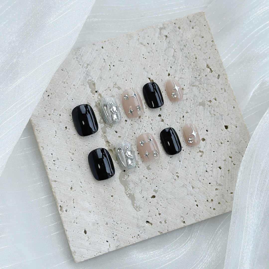 Glamouröse Press-On Nagelset mit dekorativen Strassakzenten