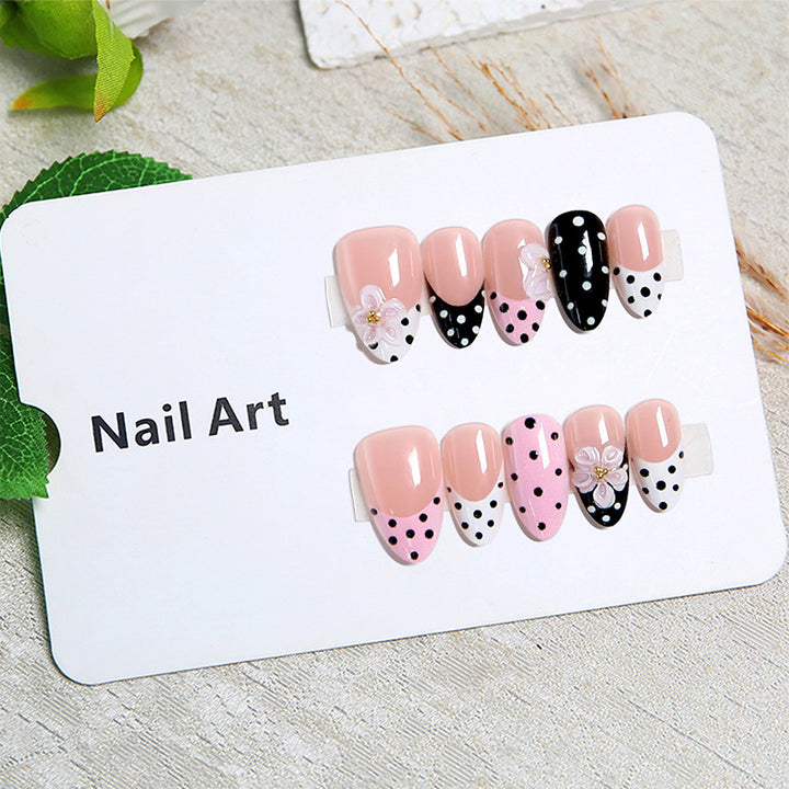 Kunstvolle Nagelspitzen im eleganten Design Karnz