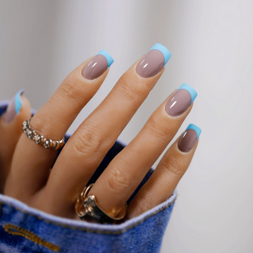 Künstliche Nägel mit kreativem French-Tip Design Karnz